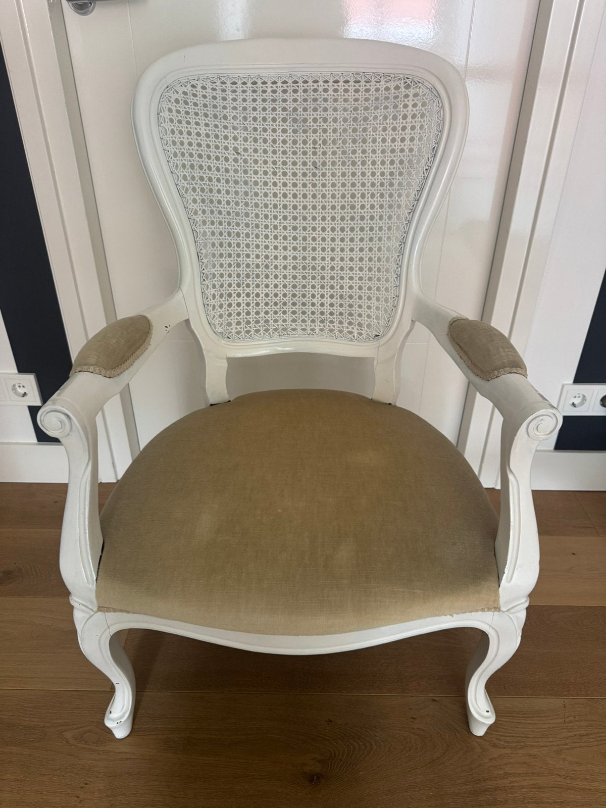 Elegante vintage Louis XVI stijl fauteuil | rotan rugleuning, Antiek en Kunst, Antiek | Meubels | Stoelen en Banken, Ophalen