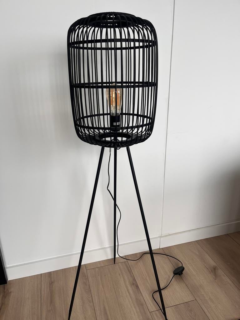 Zwarte vloerlamp Bamboe, Huis en Inrichting, Lampen | Vloerlampen, Ophalen, Vloerlamp van metaal en bamboe lampenkap., 100 tot 150 cm