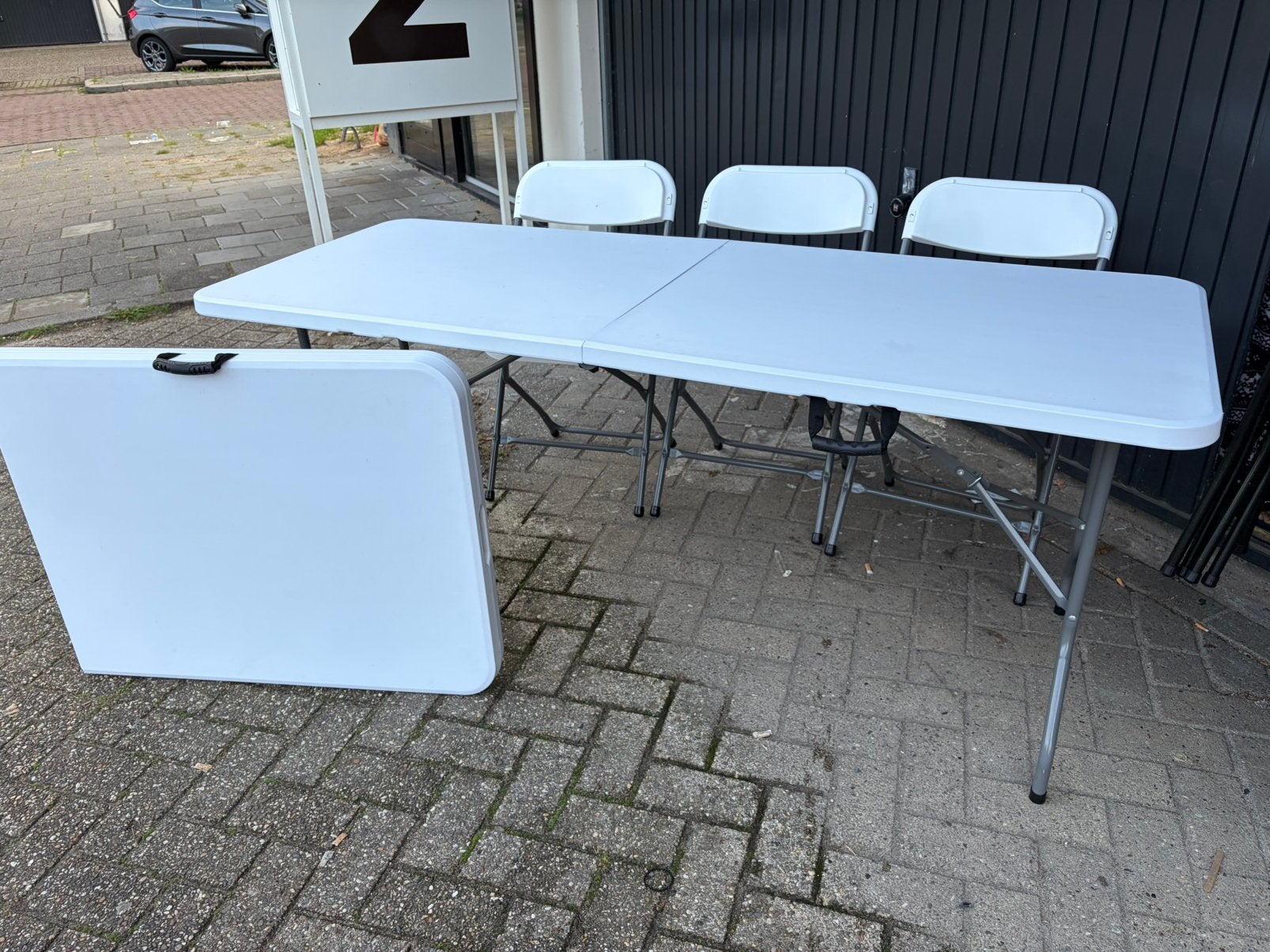 Foldable white tables with 12 matching chairs, Ophalen, Zo goed als nieuw, Campingmeubel-accessoire