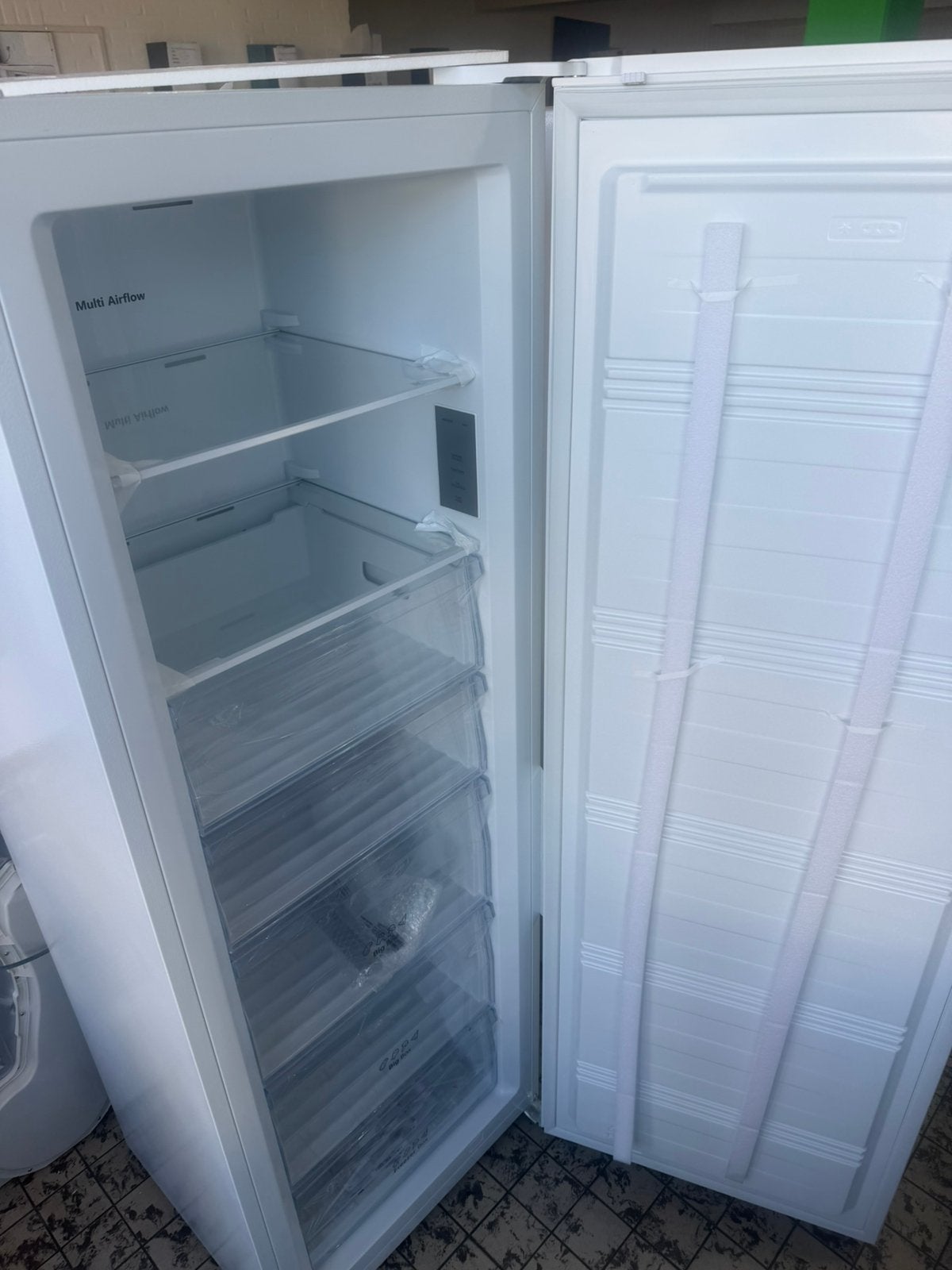 Hisense no frost vriezer vrijstaand 240 liter nieuw, Hisense, Hisense, Nieuw, 160 cm of meer