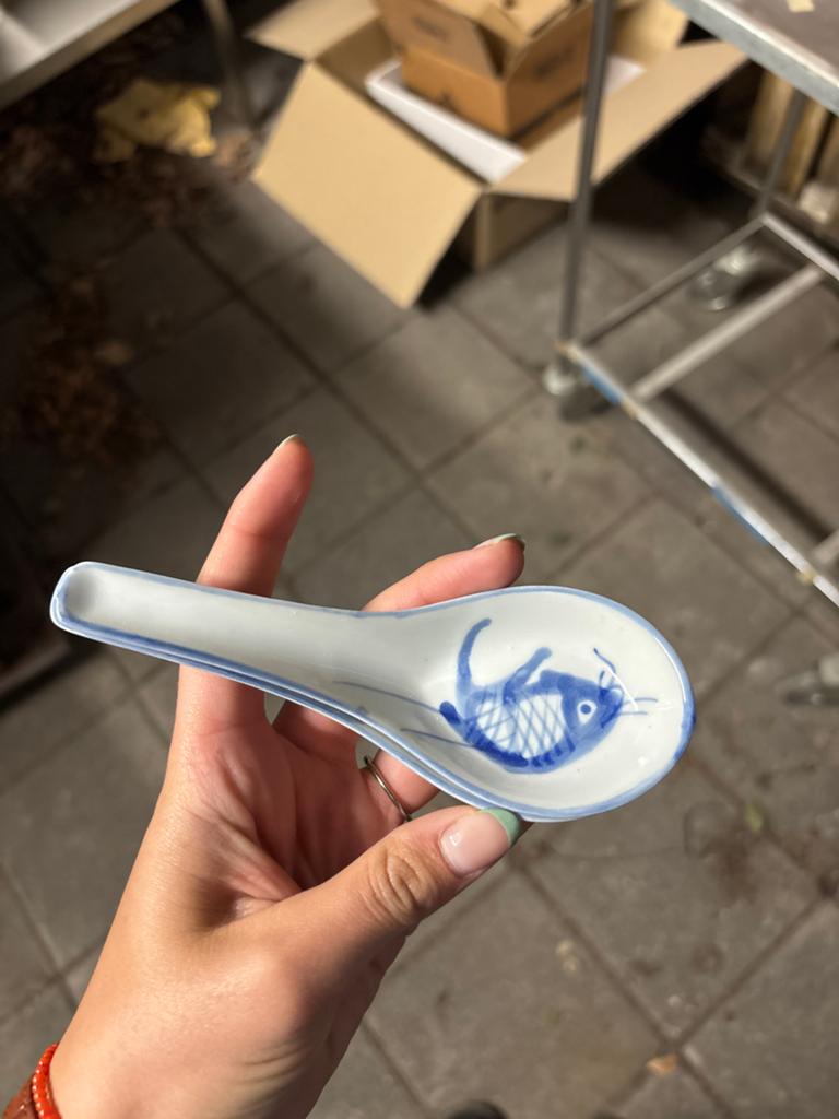 Aziatische keramische lepel met visdecoratie, Ophalen, Keramiek, Overige typen, Zo goed als nieuw