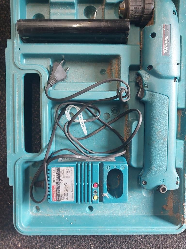 Makita haakse Accu Boormachine 9.6V met Oplader en Koffer, Boormachine, Gebruikt, Variabele snelheid, Ophalen of Verzenden
