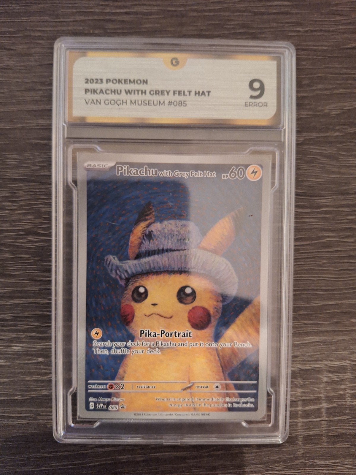 Pikachu met Grijze Vilthoed Van Gogh Museum #085 GG 9 ERROR, Hobby en Vrije tijd, Verzamelkaartspellen | Pokémon, Nieuw, Losse kaart