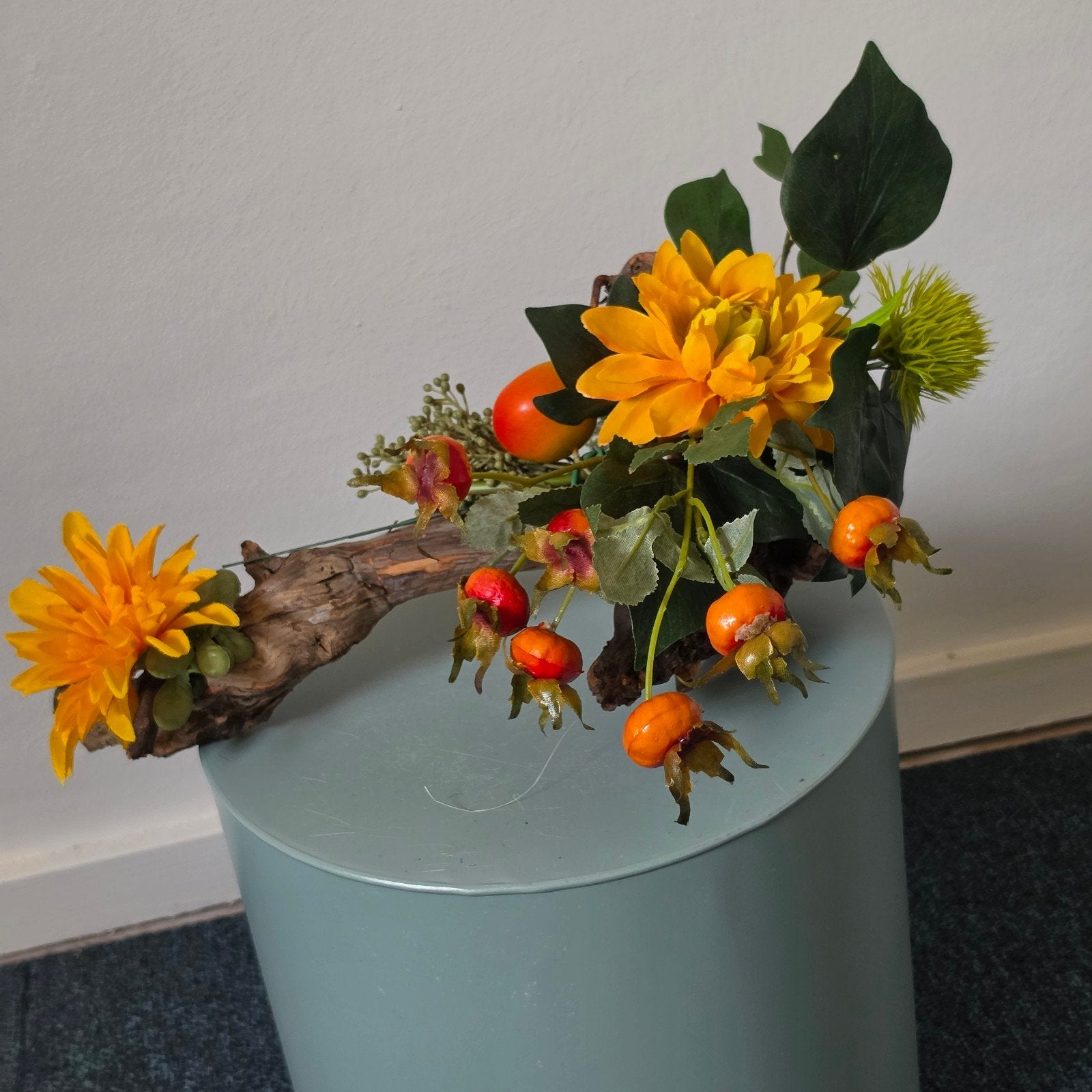 Uniek zijden bloemstuk met bessen op houten stronk, Ophalen of Verzenden, Nieuw