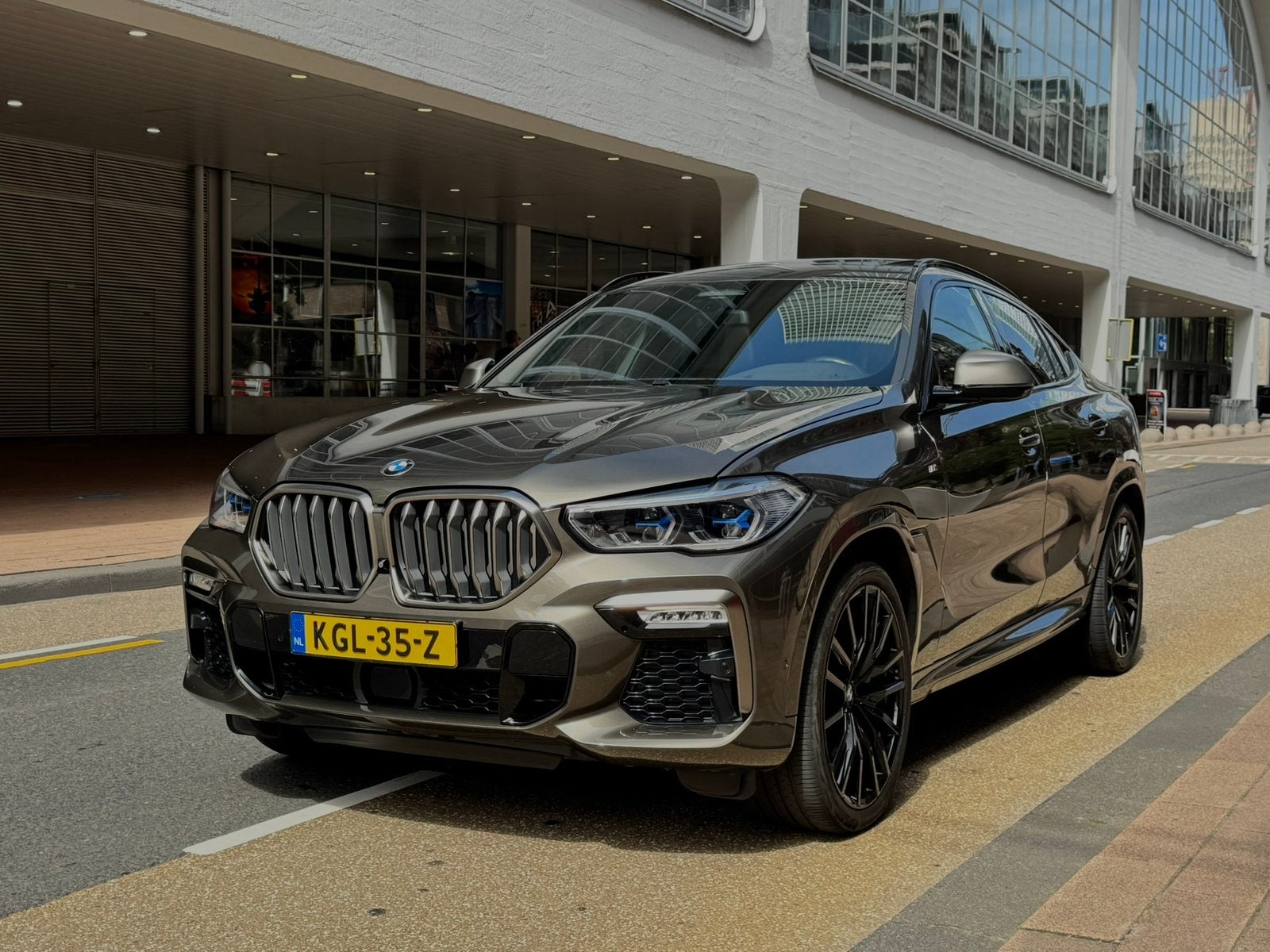 BMW X6 M50i 530PK PANO/B&W/ALCANTARA/LASER/CARBON/TREKHAAK, Automaat, 2210 kg, 4395 cc, Bedrijf