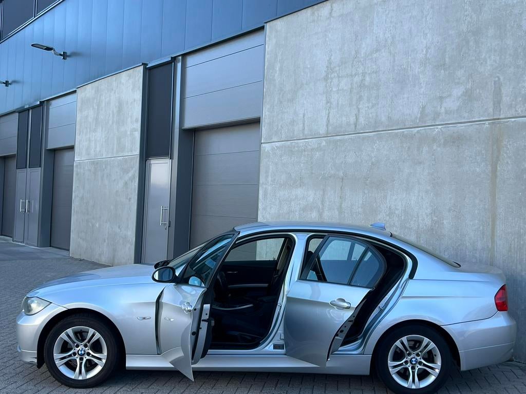 Grijze BMW 3-Serie 318i E90 Sedan Benzine/NieuweAPK/Airco!, Auto's, 4 cilinders, 129 pk, Handgeschakeld, Grijs