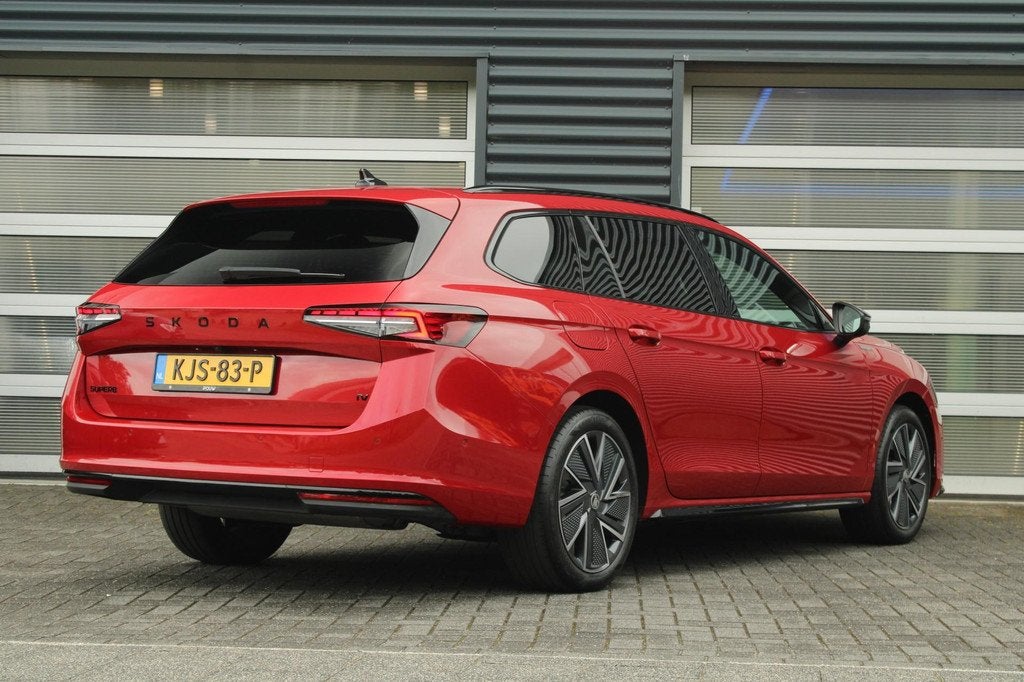 Skoda Superb Combi 1.5 TSI 204pk PHEV Sportline Business | P, Auto's, Skoda, 12 maanden, 4 cilinders, 26 kWh, Te koop