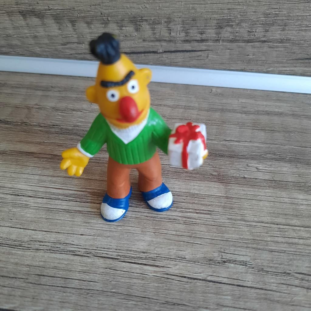 Bert met cadeautje kado Sesamstraat, Verzamelen, Poppetjes en Figuurtjes, Ophalen of Verzenden, Zo goed als nieuw