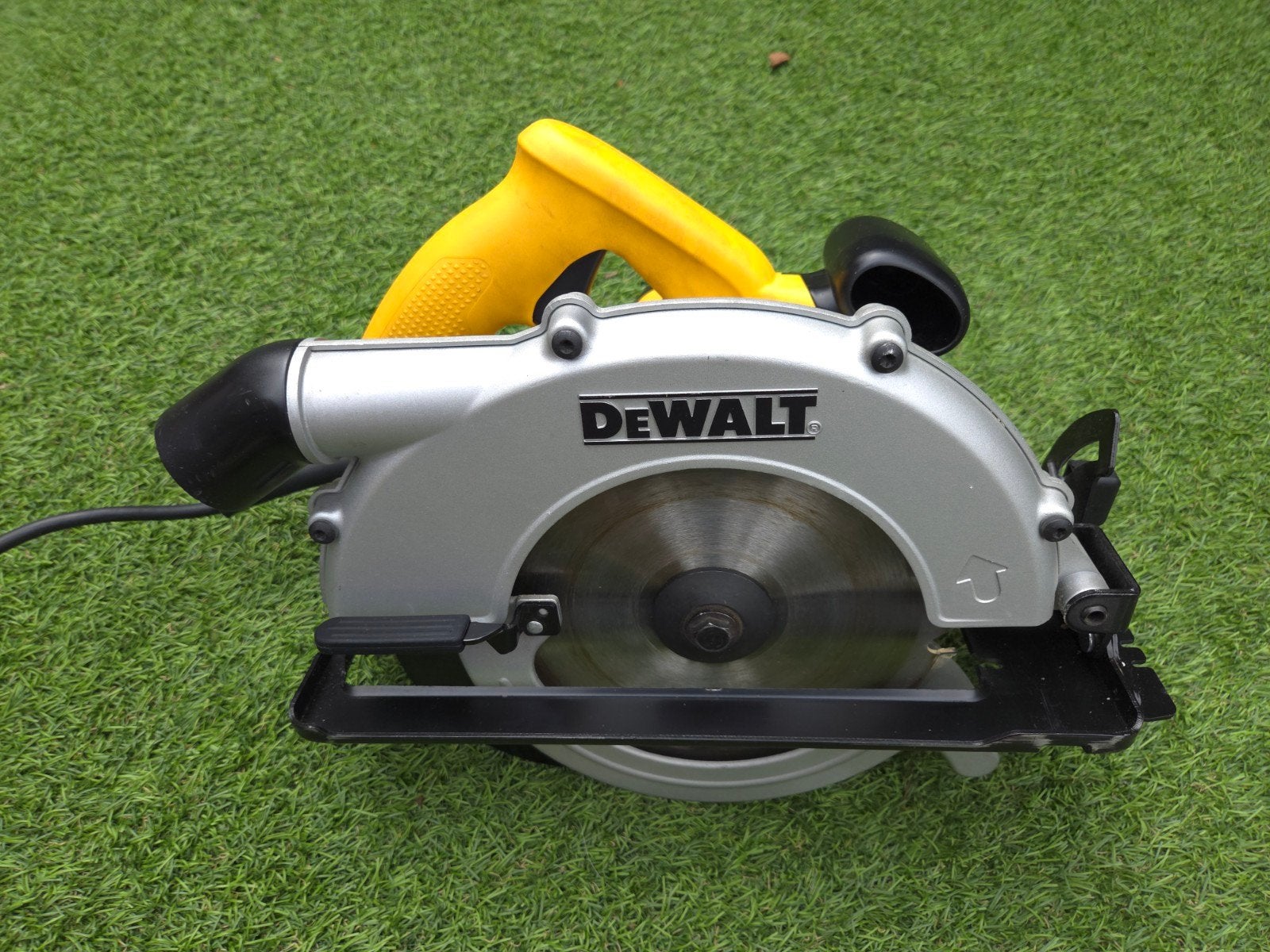 DeWalt D23620 Cirkelzaag met koffer, Doe-het-zelf en Verbouw, Gereedschap | Zaagmachines, Gebruikt, Cirkelzaag, DeWalt, 70 mm of meer