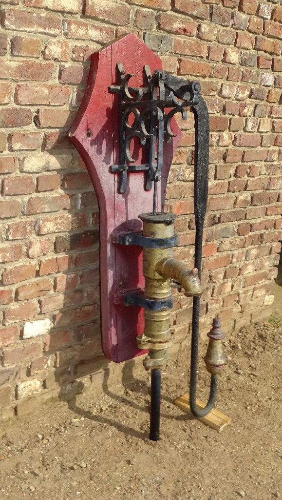 oude gietijzeren waterpomp, Ophalen