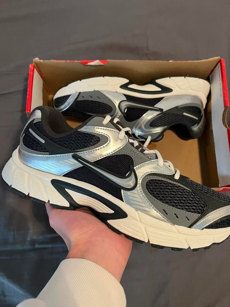 Nike V5 Runner Seaweed Zilver - Maat 43, Ophalen of Verzenden, Nieuw, Overige kleuren, Sneakers of Gympen