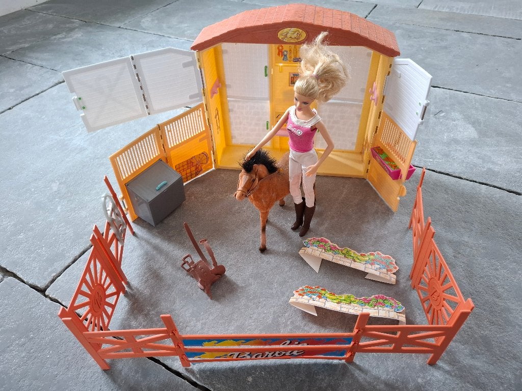 Barbie paard stal, Ophalen of Verzenden, Zo goed als nieuw, Barbie