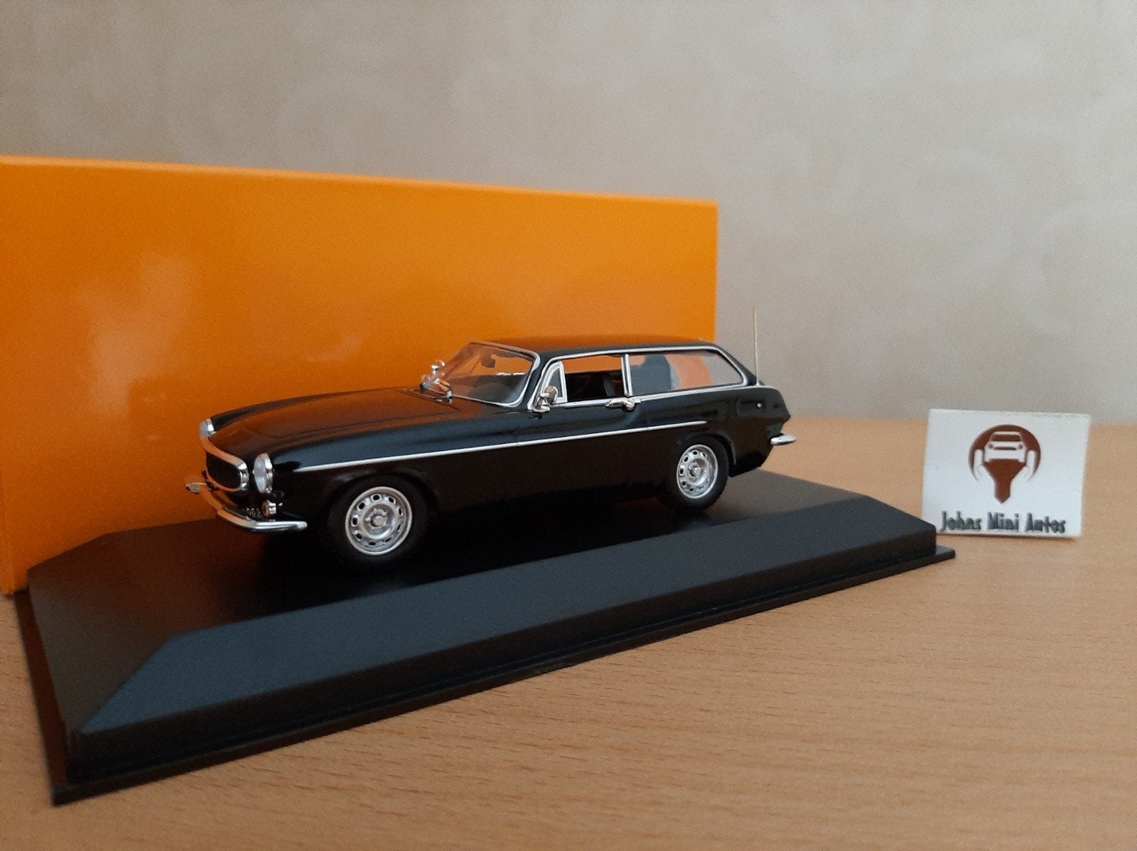 Volvo P1800 ES zwart van Maxichamps 1:43