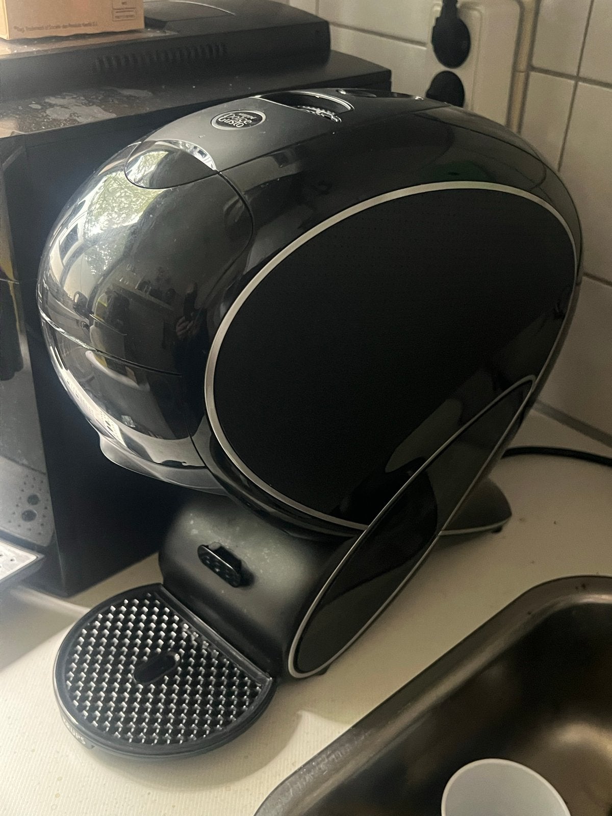 Dolce Gusto koffiezetapparaat met 4 pakjes Lungo koffie, Ophalen of Verzenden, Zo goed als nieuw, Koffiemachine, Koffiepads en cups