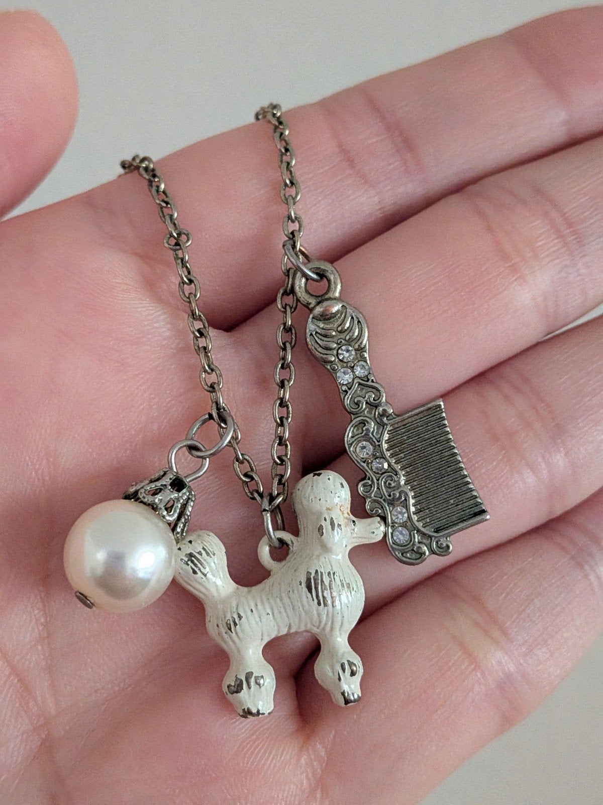 Vintage ketting met poedel, parel en kam bedels, Sieraden, Tassen en Uiterlijk, Kettingen, Overige materialen, Gebruikt, Met hanger