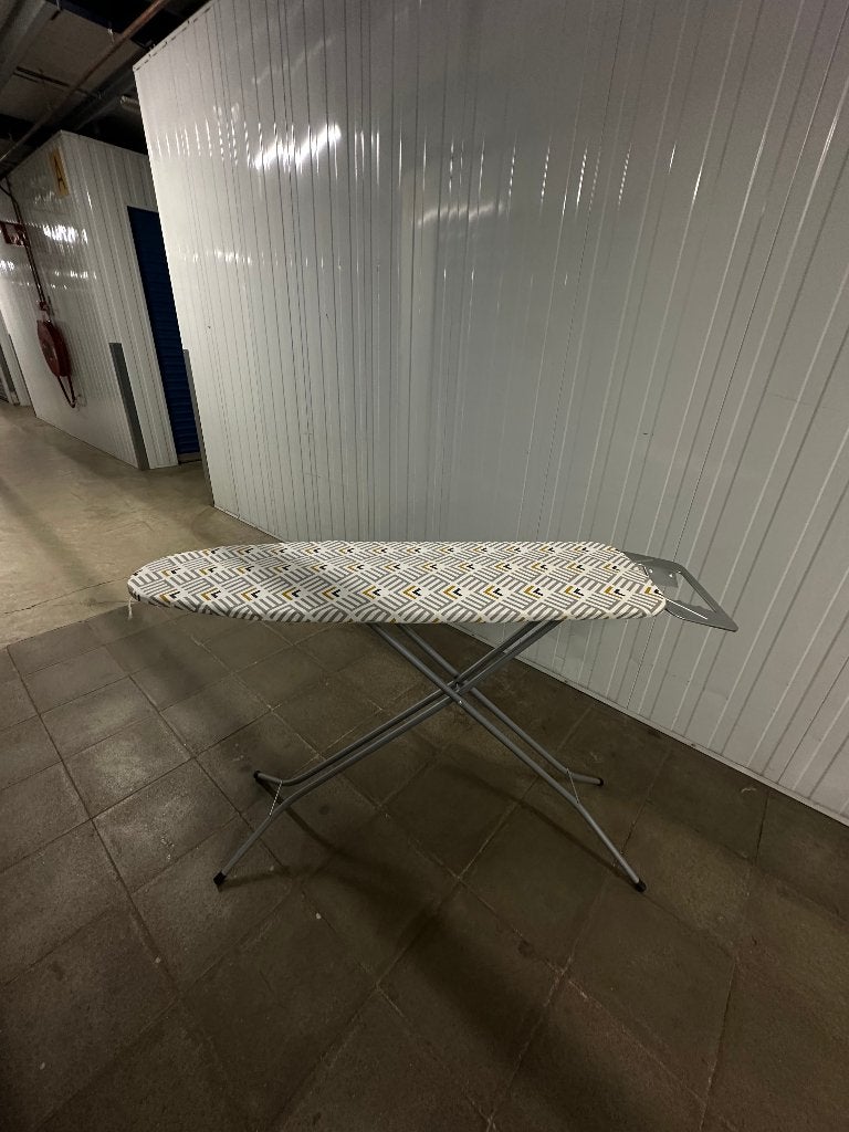 Ironing Board - Foldable - Good Condition, Witgoed en Apparatuur, Strijkijzers en Strijkplanken, Ophalen of Verzenden, Zo goed als nieuw