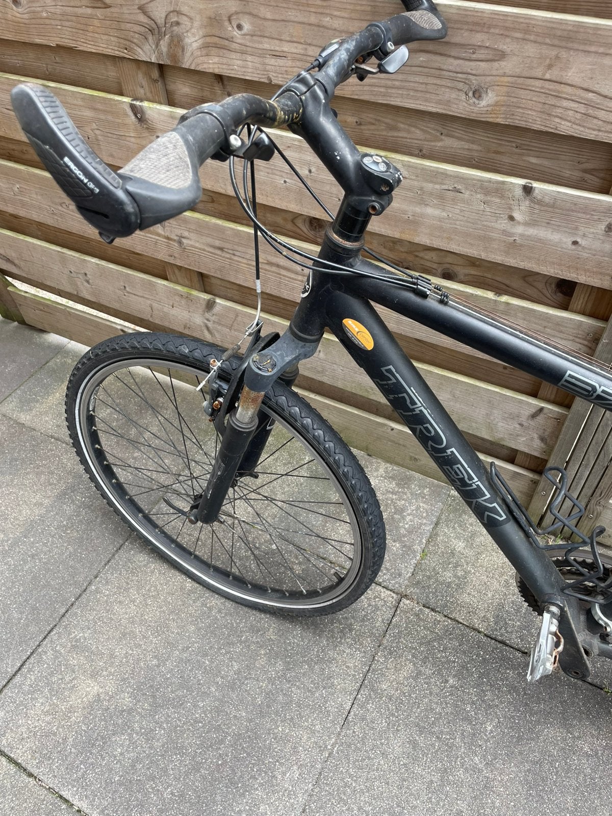 Foto 3 van Damesfiets, Trek, Mountainbike, 2 lekke banden, bijna gratis