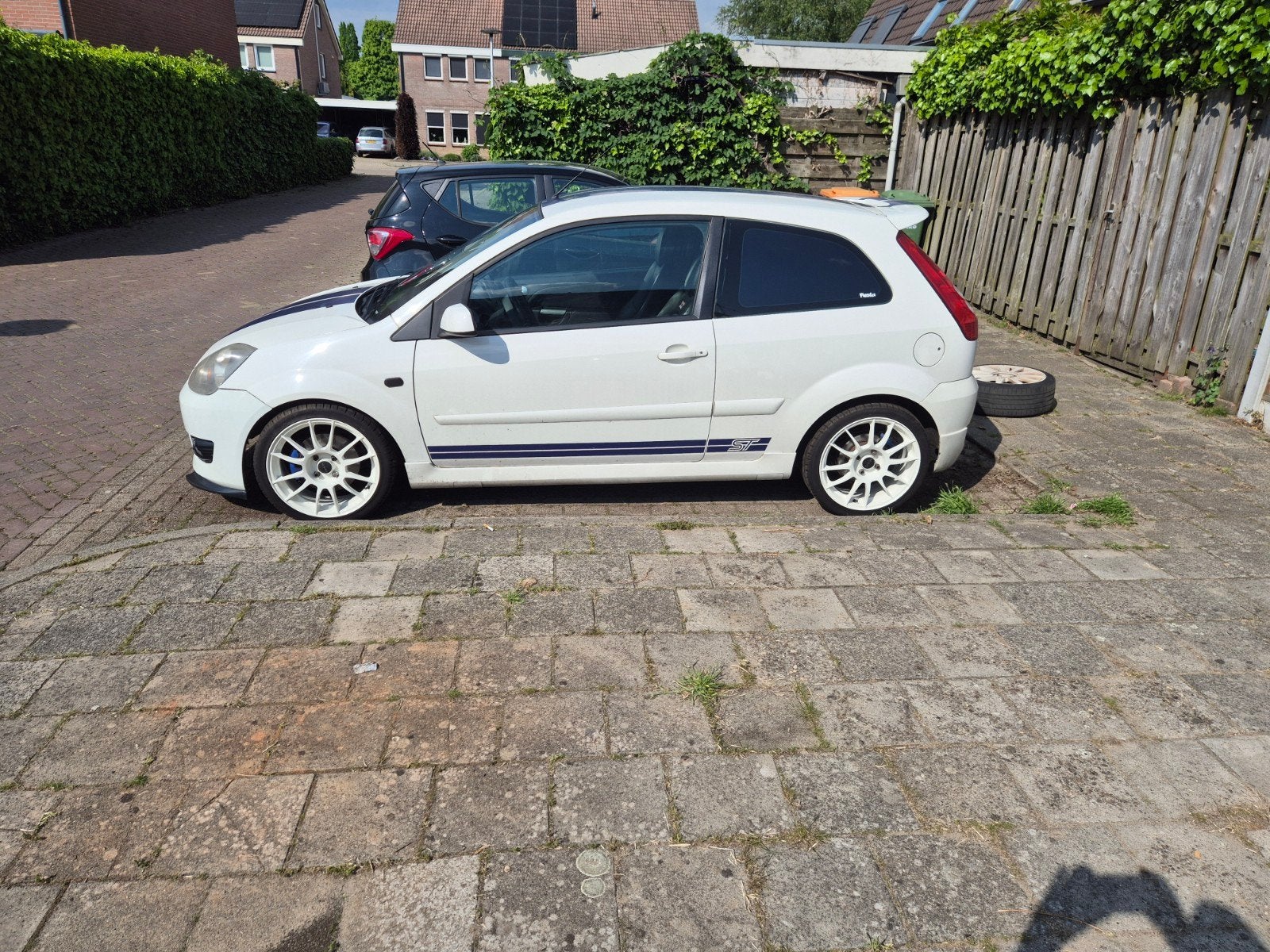 Ford 2005 frozen white 185000km., Voorwielaandrijving, Multifunctioneel stuurwiel, Leder en Stof, Handgeschakeld