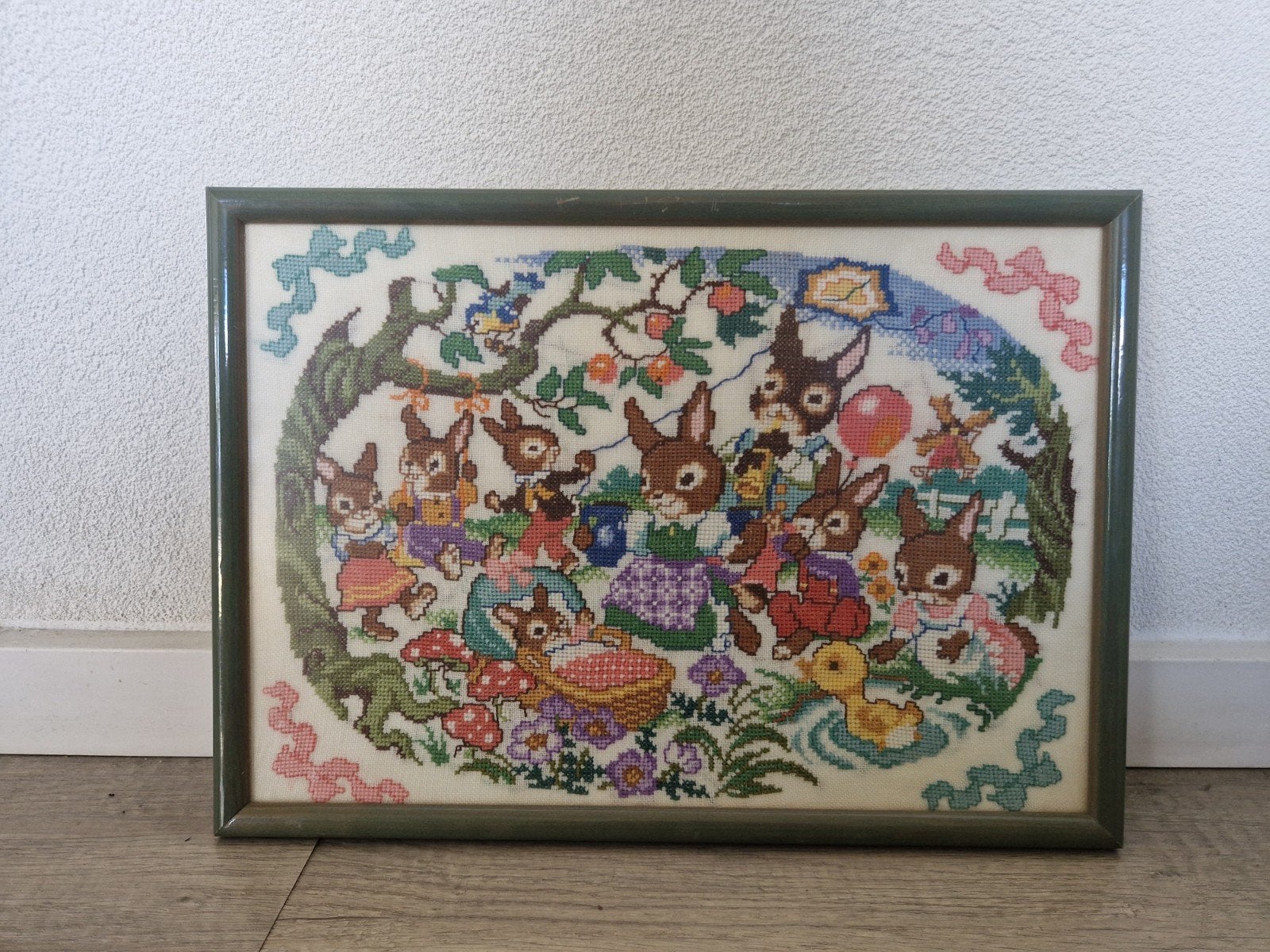 Vintage retro ingelijst geborduurd konijnen lente babykamer, Ophalen of Verzenden, Zo goed als nieuw, Minder dan 50 cm, Schilderij