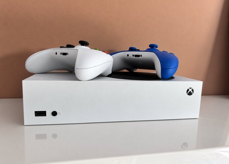 Xbox Series S met 2 controllers en voedingskabel