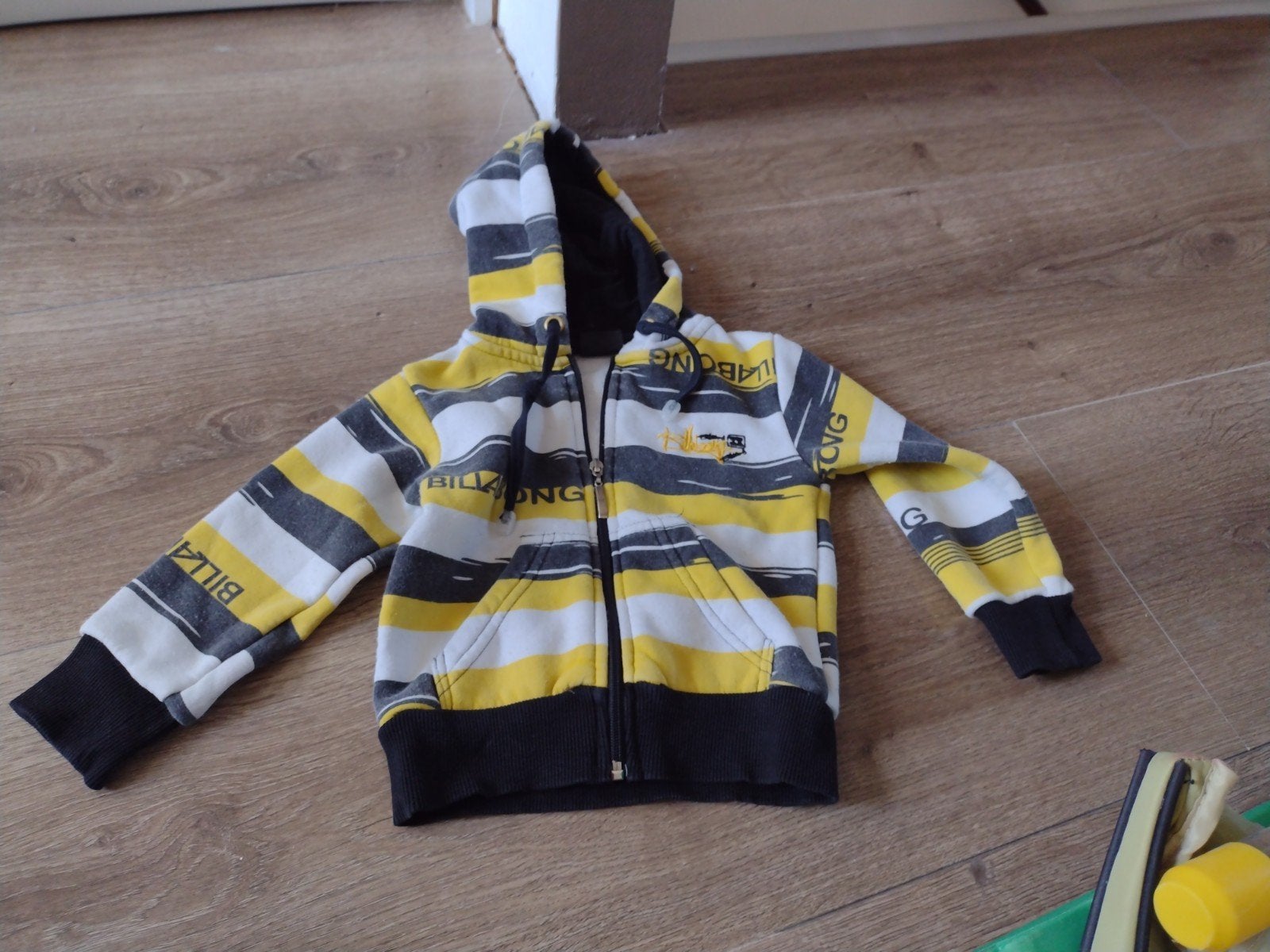 Billabong Hoodie Maat 92 - Geel/Zwart/Wit Gestreept, Kinderen en Baby's, Kinderkleding | Maat 92, Ophalen, Gebruikt, Trui of Vest