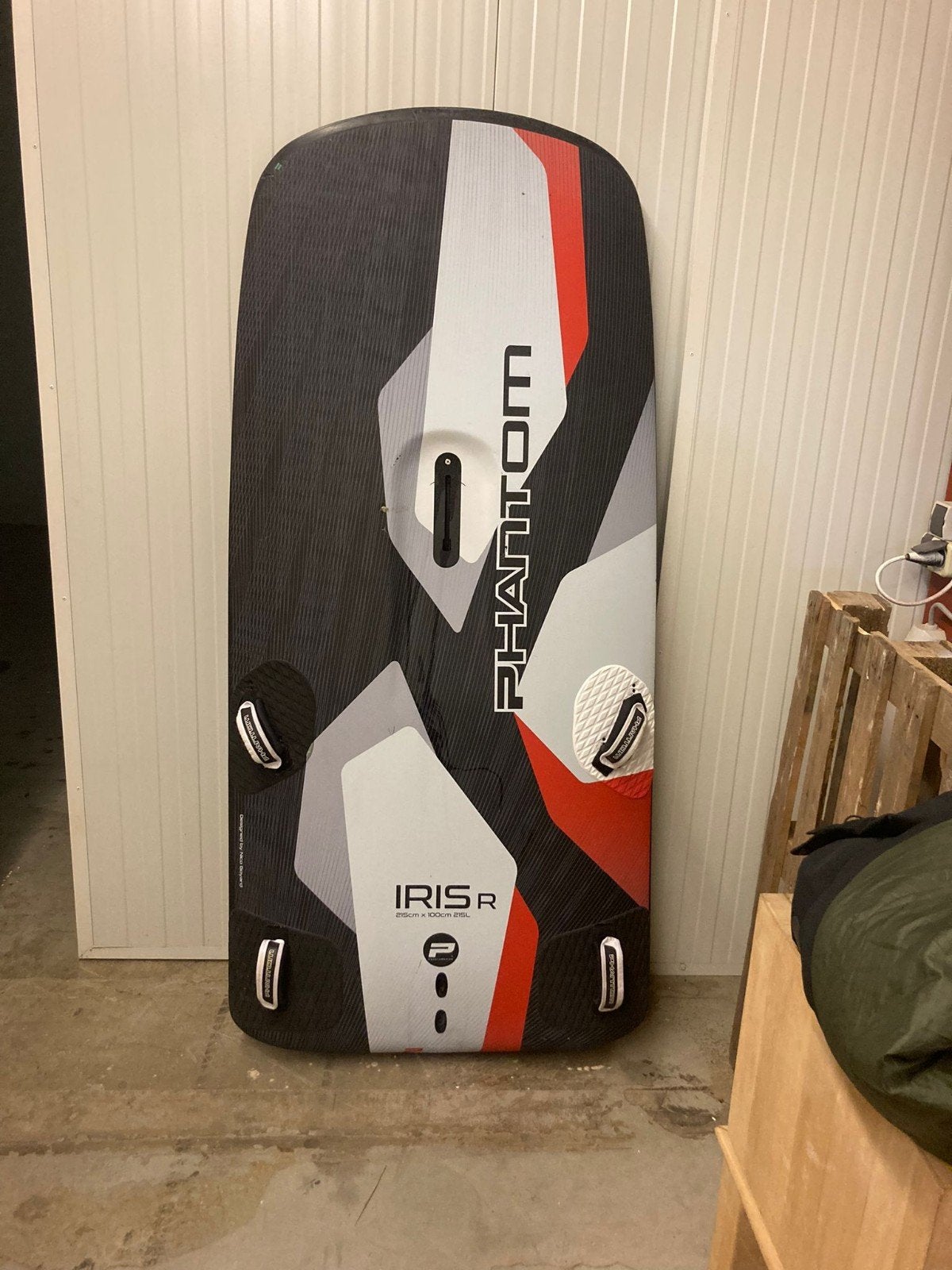 Phantom Iris Windsurf Set: Board, Zeilen (9m, 10m), Masten, Watersport en Boten, Gebruikt, Geschikt voor foilen, 8 m² of meer