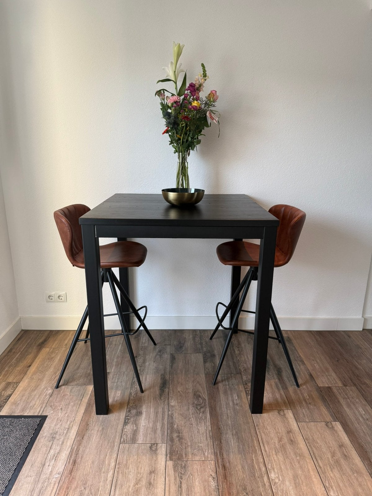 Zwarte eiken bartafel met twee cognac lederen stoelen, Huis en Inrichting, Tafels | Eettafels, Ophalen, 100 tot 150 cm, Vierkant