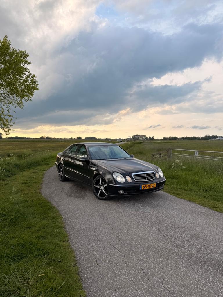 Mercedes-Benz E-Klasse 270 CDI Automaat (Apk 16-01-27), Auto's, Mercedes-Benz, Automaat, Zwart, Leder en Stof, Zwart