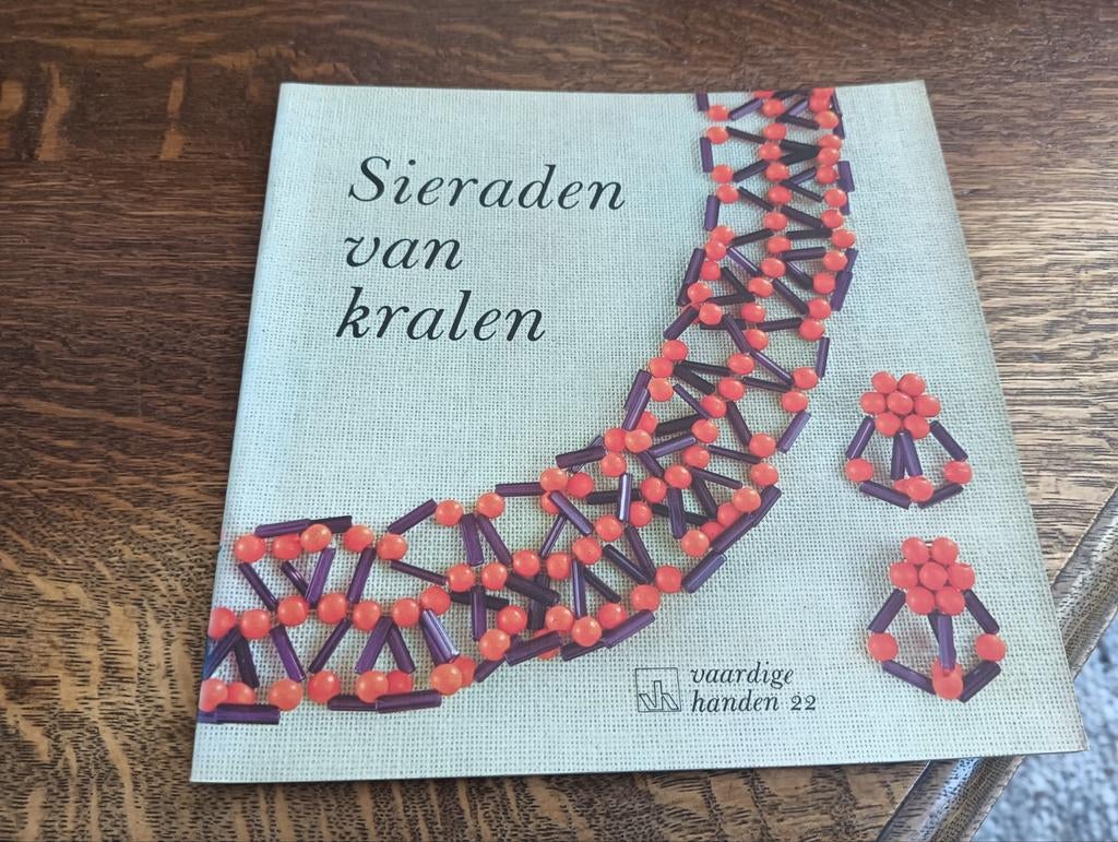 Boekje Sieraden van kralen, Ophalen of Verzenden, Gelezen