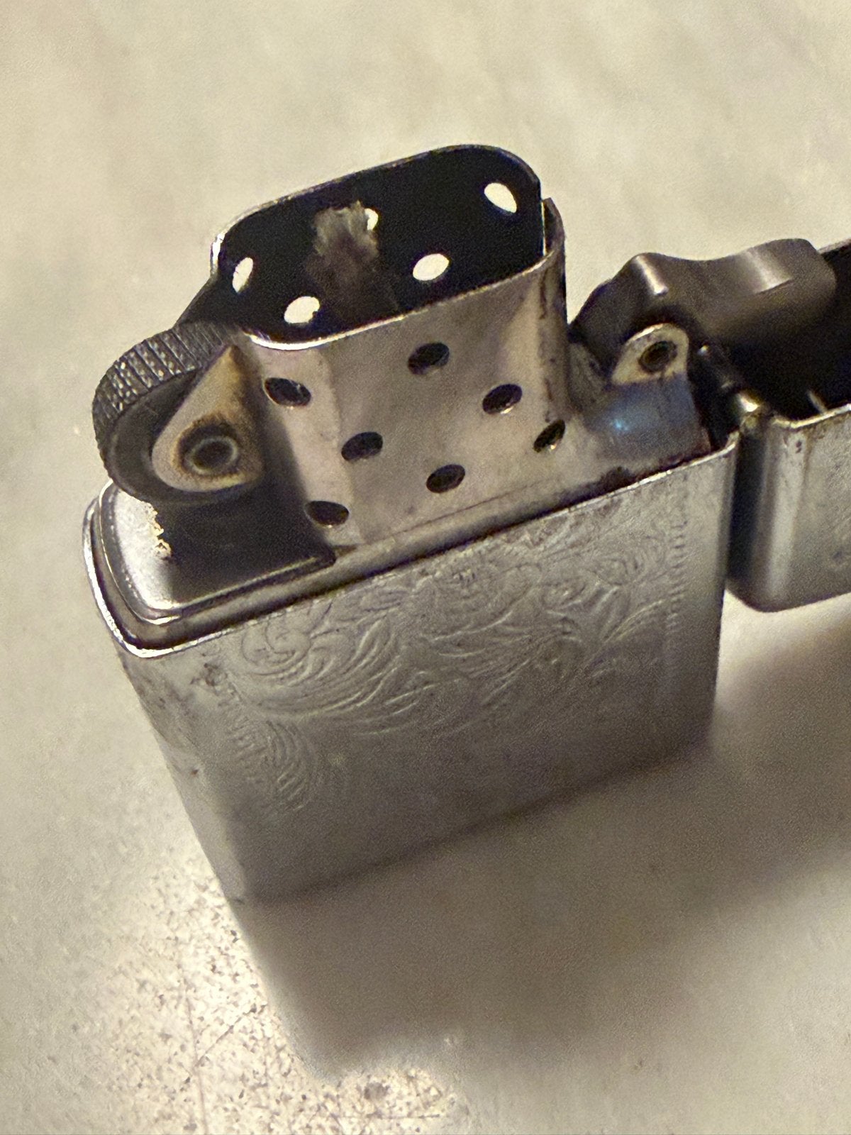 Vintage Zippo Aansteker met Gegraveerd Patroon, Verzamelen, Ophalen of Verzenden, Gebruikt, Aansteker
