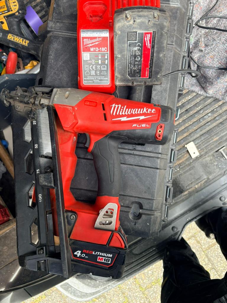 Milwaukee m18 tacker Met lader en 2 accus, Ophalen of Verzenden, Zo goed als nieuw
