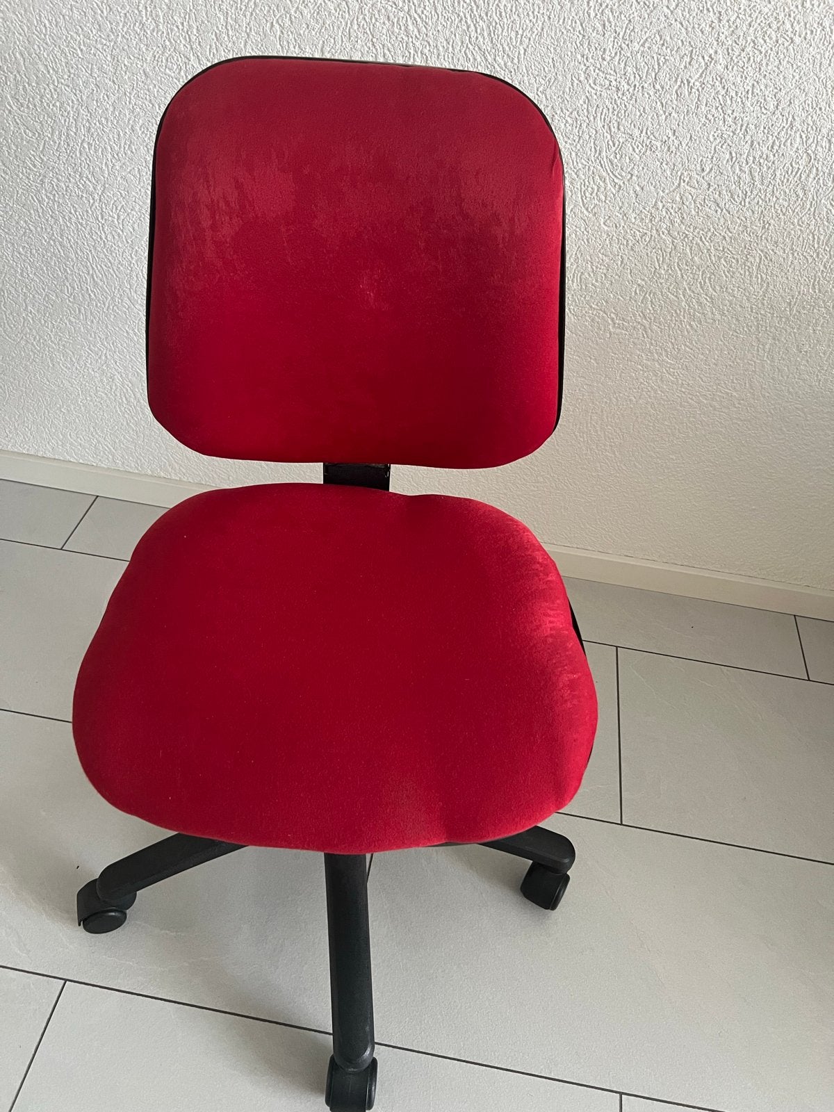Rode bureaustoel - Comfortabel en compact