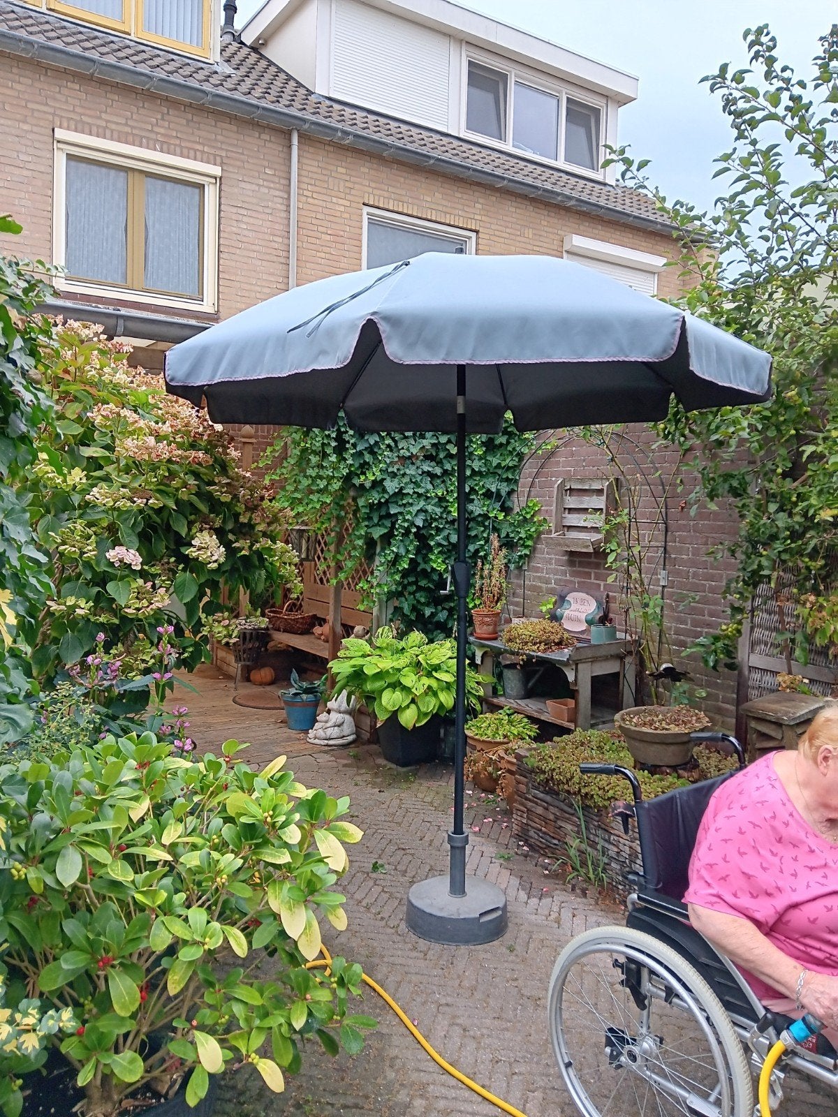 Parasol - Grijs - Gebruikt, maat 2,50 meter, Gebruikt, Kantelbaar, Stokparasol, 2 tot 3 meter