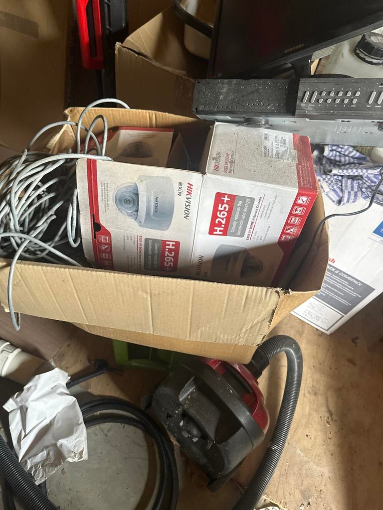 Hikvision Beveiligingscamerasysteem met DVR en Monitor, Ophalen, Gebruikt, Buitencamera