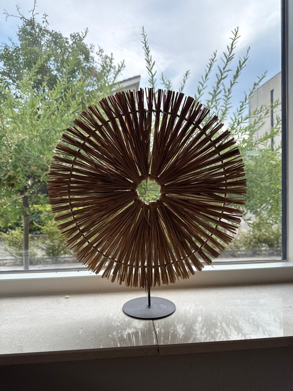 Decoratieve rieten schijf op standaard, Ophalen, Boho, Zo goed als nieuw, Natuurlijk materiaal