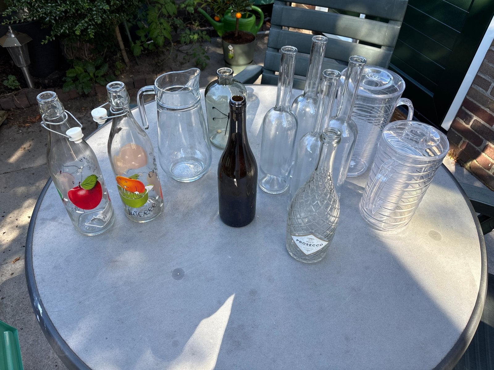 Diverse glazen flessen en kannen en kaarshouders. Bruiloft, Ophalen, Gebruikt, Transparant, Glas