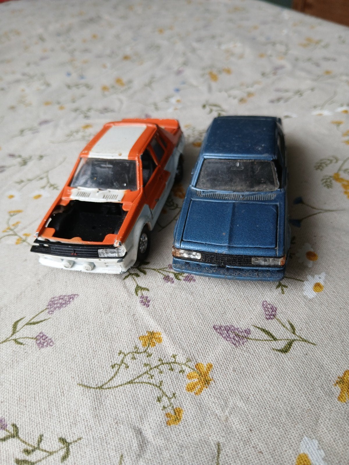 2x Mitsubishi Galant en Lancer. Yonezowa, opknappers, Hobby en Vrije tijd, Modelauto's | 1:43, Gebruikt, Auto, Overige merken