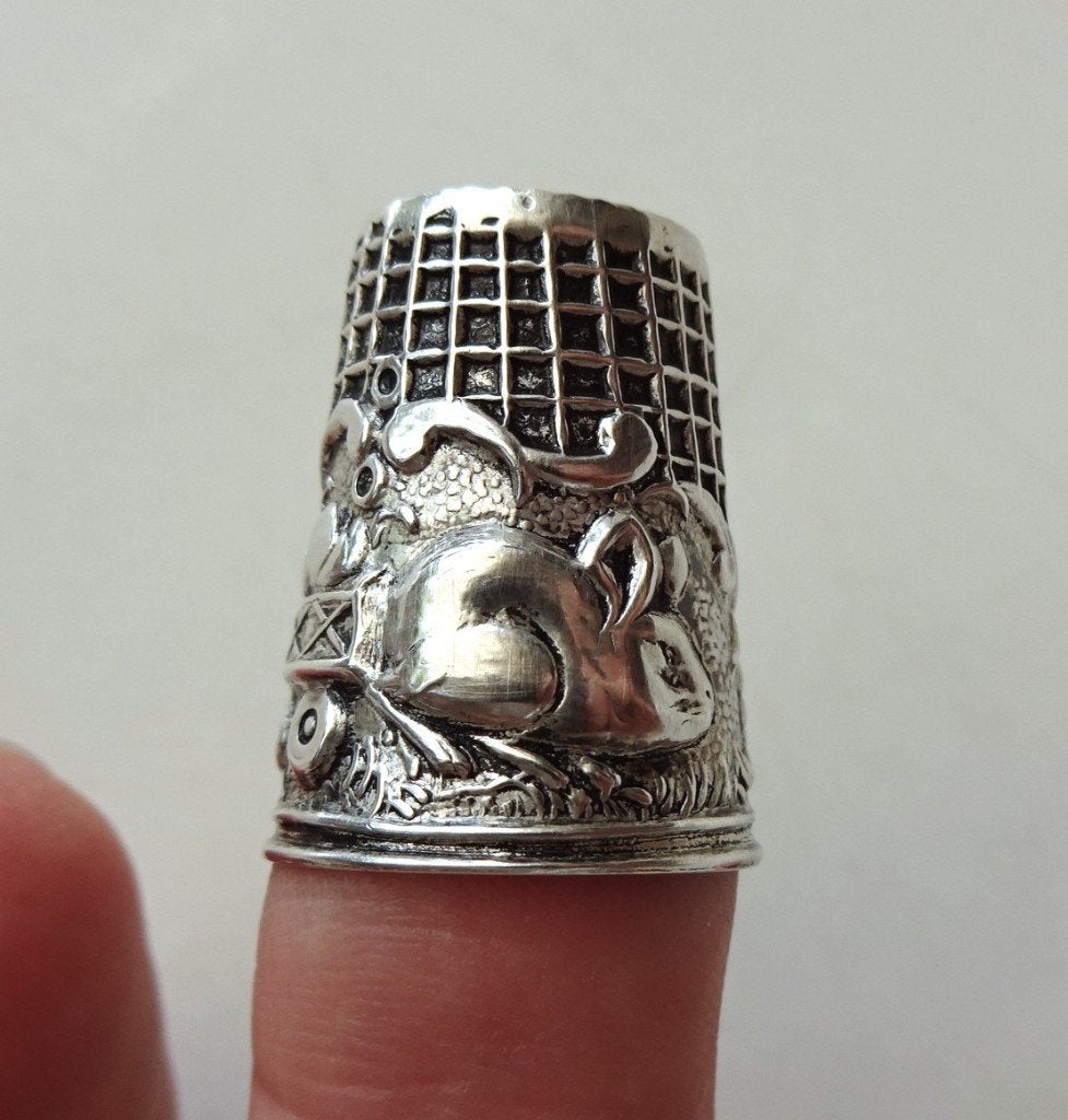 Vintage zilveren vingerhoed: afb. konijn, karretje + fruit, Antiek en Kunst, Antiek | Goud en Zilver, Ophalen of Verzenden, Zilver