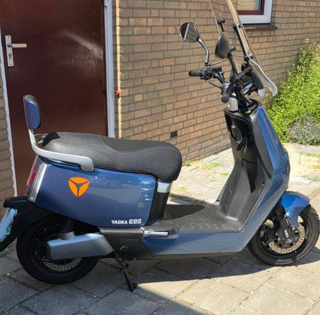 Blauwe Yadea E8S elektrische scooter met geel kenteken, Ophalen, Maximaal 45 km/u, Elektrisch, Zo goed als nieuw
