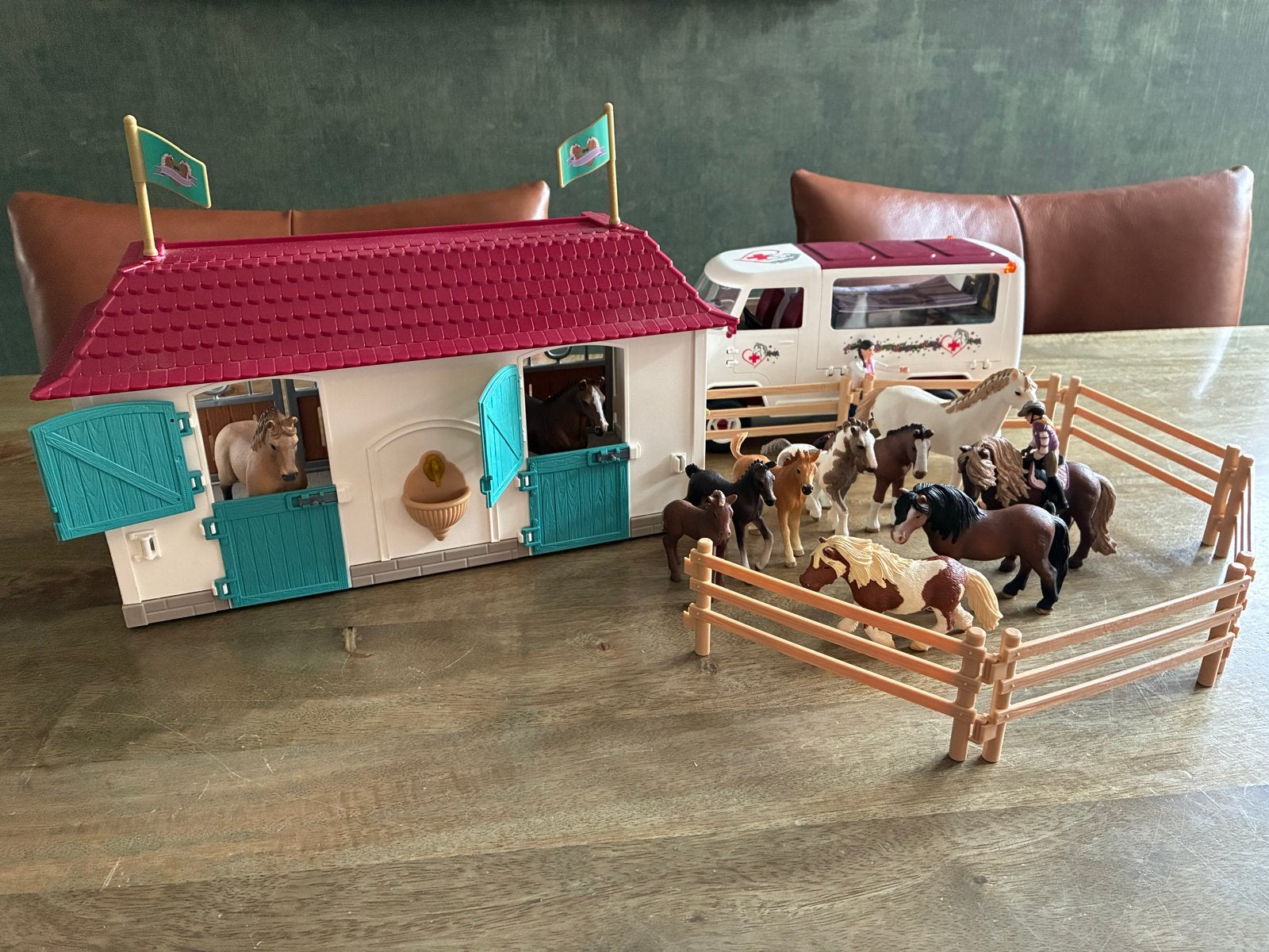 Schleich Paardenstal, Dierenartsbus en 11 Paarden, Ophalen of Verzenden, Zo goed als nieuw, Jongen of Meisje
