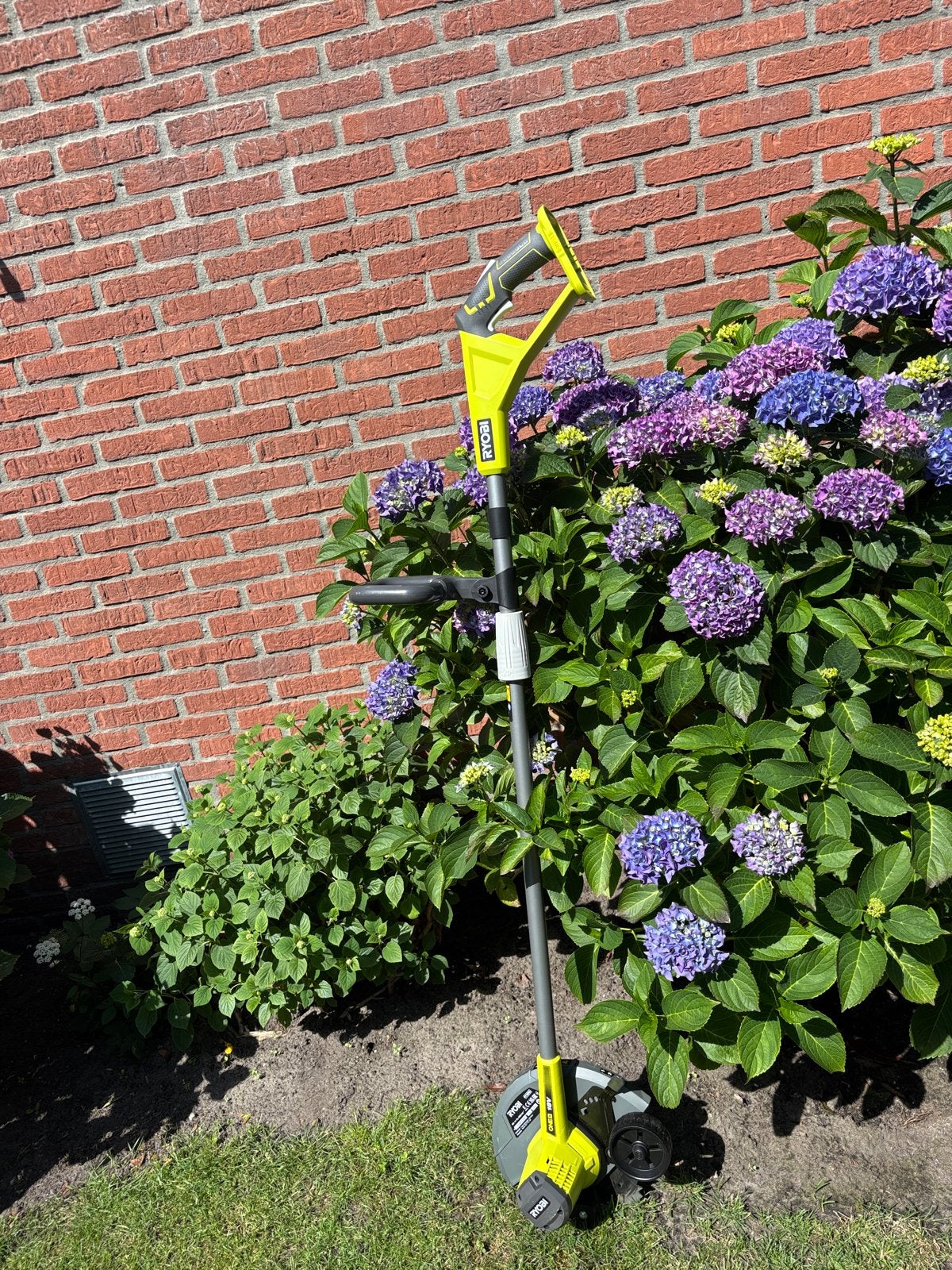 Ryobi kantenmaaier - Zo goed als nieuw!, Tuin en Terras, Grasmaaiers, Cirkelmaaier, Minder dan 30 cm, Accu-grasmaaier, Ophalen of Verzenden
