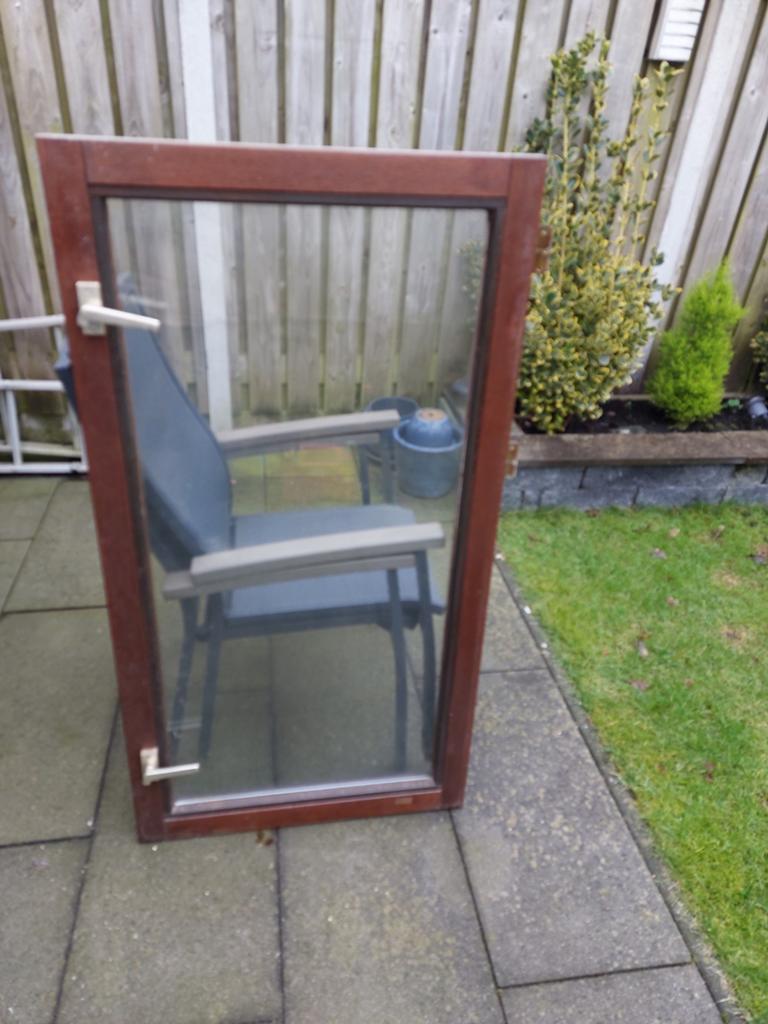 Houten meranti raam met dubbelglas, rechtsdraaiend, Doe-het-zelf en Verbouw, Glas en Ramen, Ophalen, Gevelraam of Ruit, Gebruikt