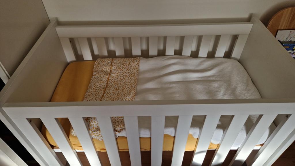 Ledikant met beddengoed en babybadje met standaard, Kinderen en Baby's, Babywiegjes en Ledikanten, Ophalen of Verzenden, Gebruikt