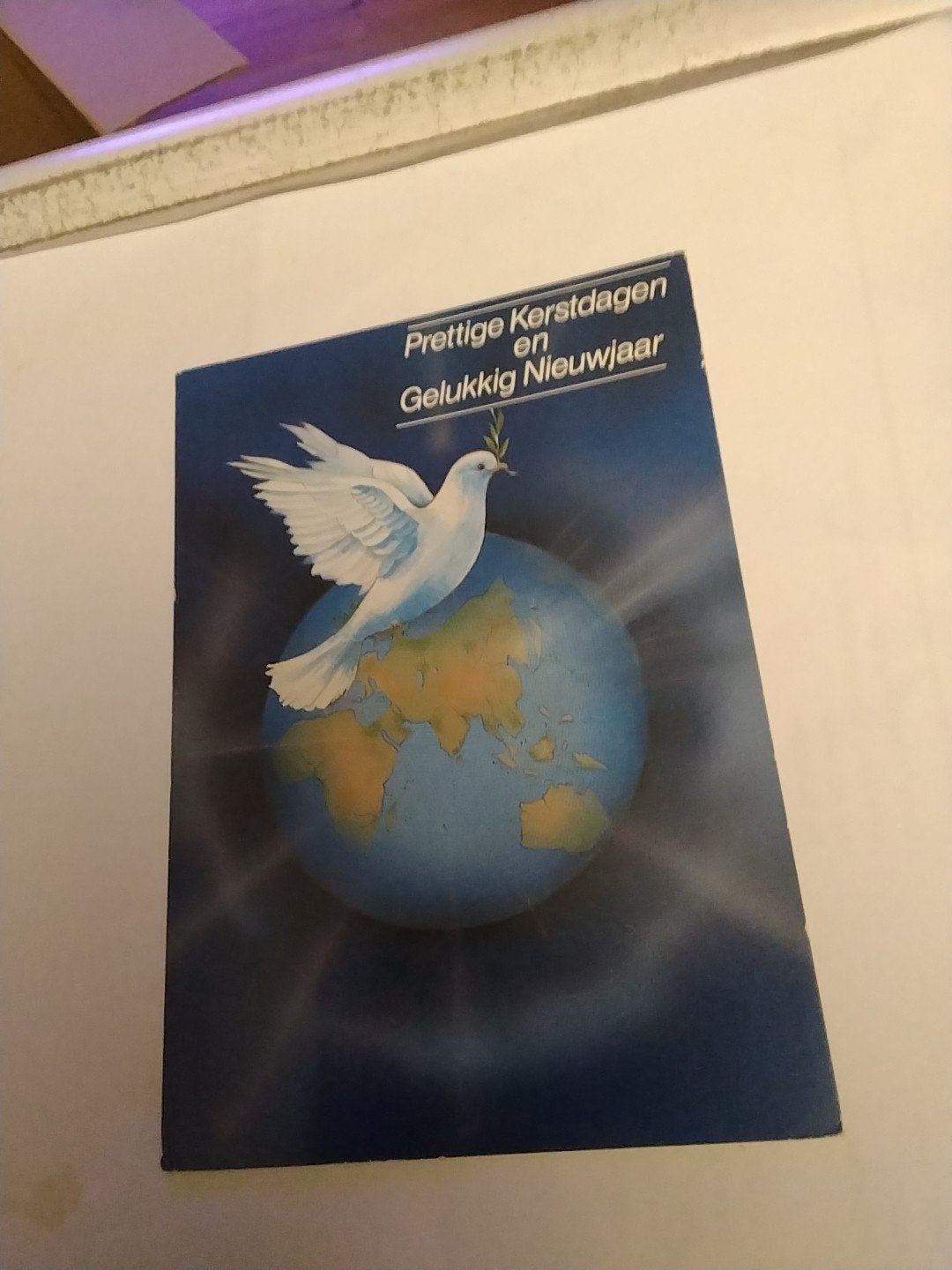 Vintage Kerst- en Nieuwjaarskaart met Duif en Wereldbol, Ophalen of Verzenden, 1980 tot heden, Gelopen