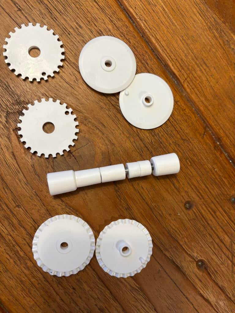 Witte plastic tandwielen en as voor knutselprojecten, Ophalen of Verzenden, Gebruikt