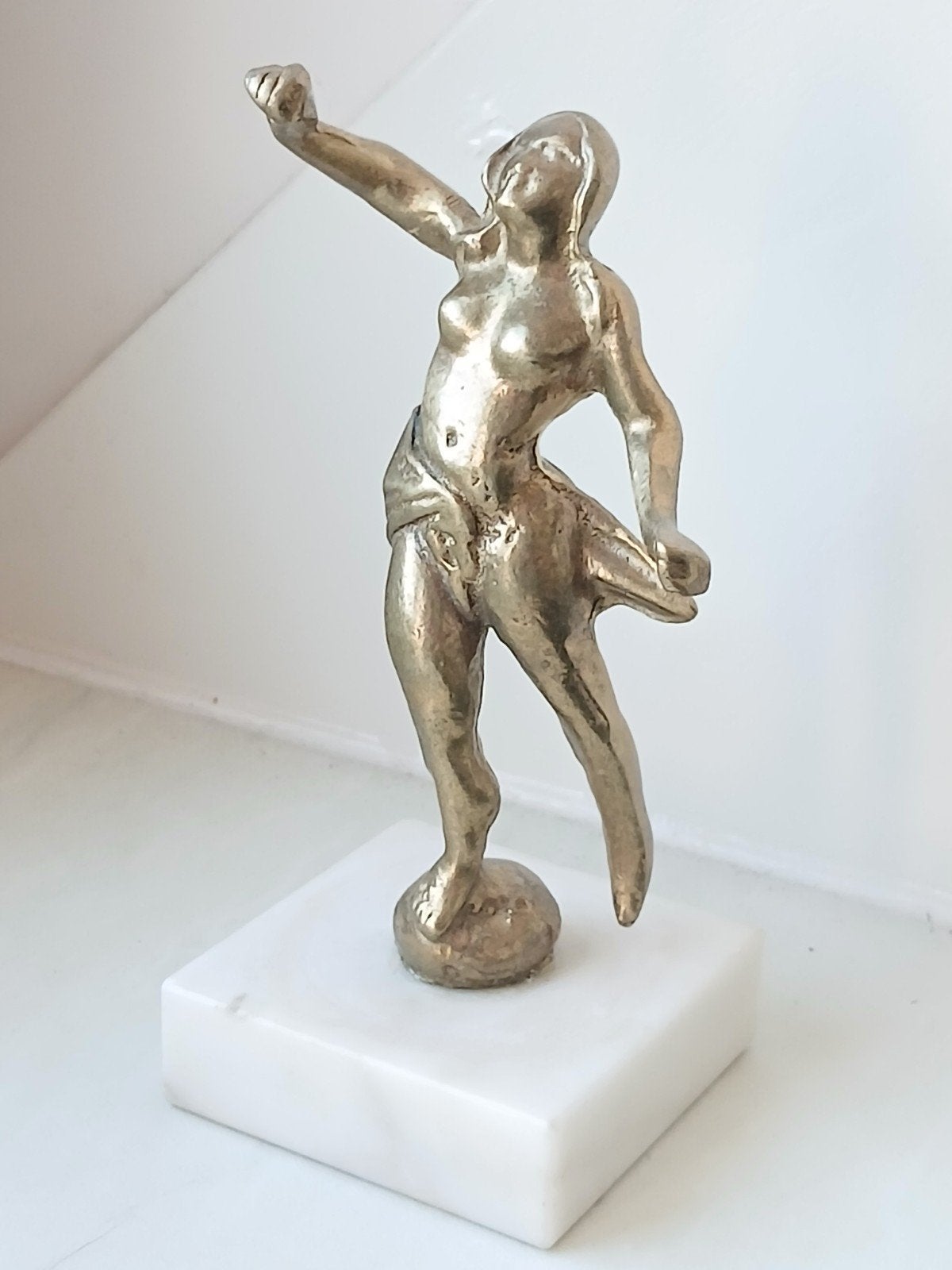 Bronzen beeldje van dansende vrouw op marmeren sokkel, Ophalen of Verzenden