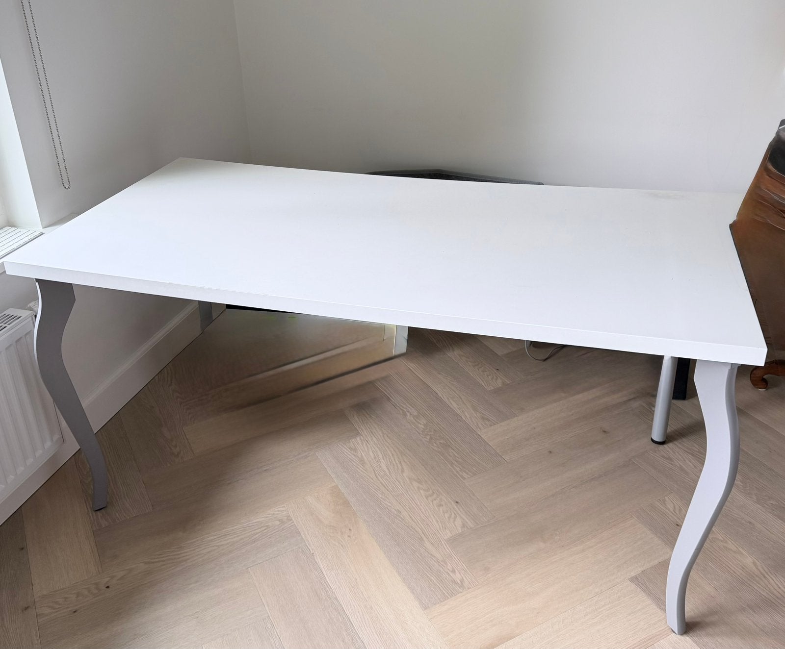 Witte tafel/ bureau Linnmon 150x75 cm met sierlijke poten, Ophalen, Gebruikt, Overige materialen, 50 tot 100 cm