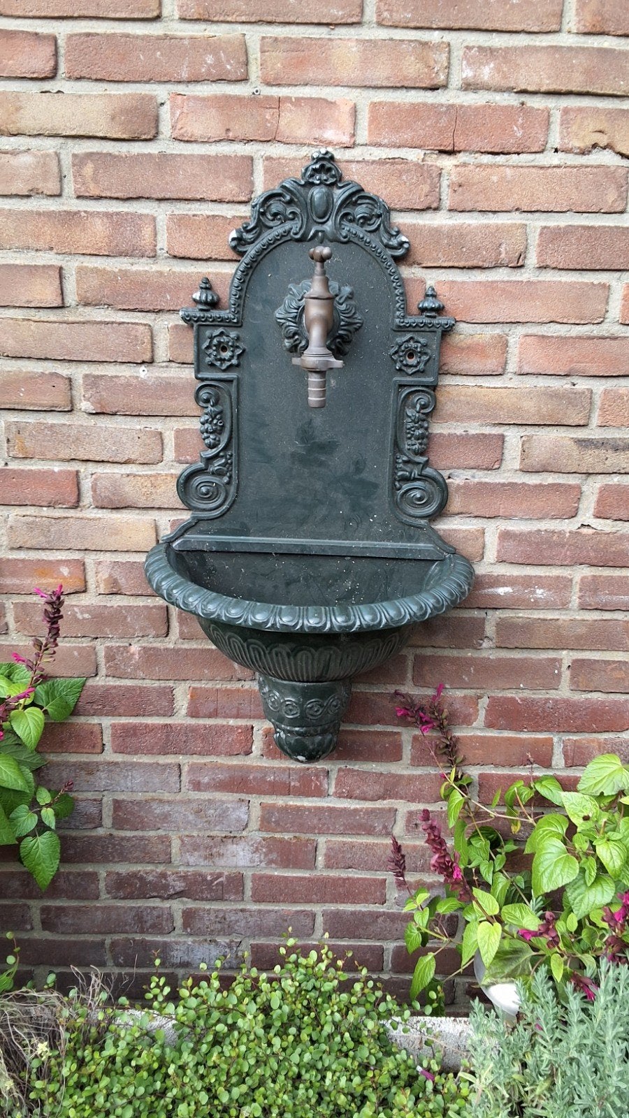 Oude Gietijzeren wandfontein met koperen kraan, Tuin en Terras, Ophalen of Verzenden, Gebruikt, Gietijzer, Overige typen