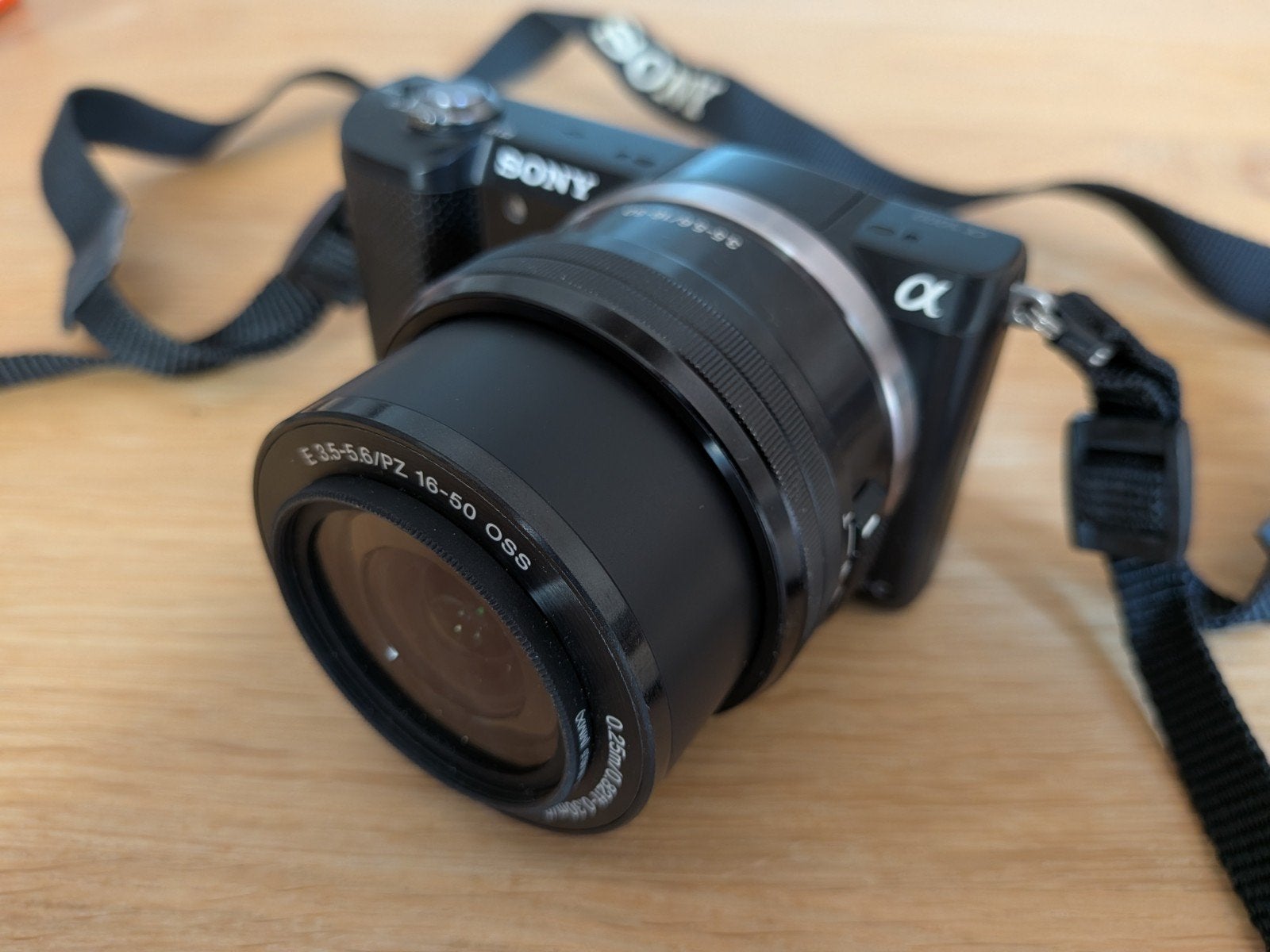 Sony Alpha a5000 Systeemcamera 16-50mm OSS lens (2774clicks), Kantelbaar/draaibaar scherm, Geheugenkaart, Ophalen of Verzenden