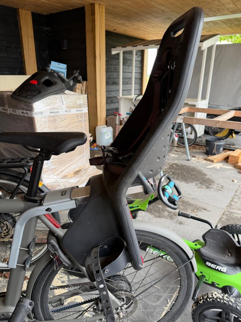 Thule Yepp Maxi Achterzitje - Zwart, Fietsen en Brommers, Fietsaccessoires | Fietsstoeltjes, Ophalen, Achterzitje, Voetsteuntjes